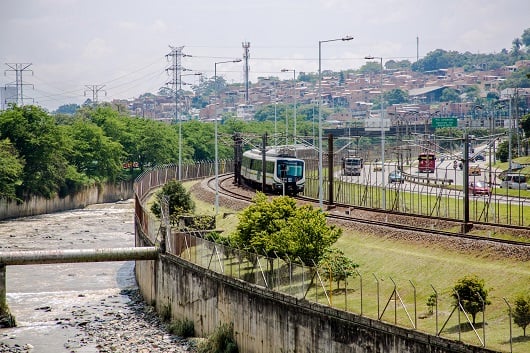 Como medida de precaución ante una socavación de la vía férrea por acción del río Medellín, el Metro decretó restricciones operativas de viaje entre las estaciones Acevedo y Niquía de la línea A