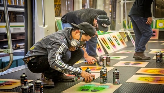 De forma concertada con el Metro de Medellín, 10 artistas urbanos comenzaron a llenar de color los pisos de los trenes