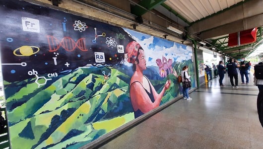 Un nuevo mural urbano, instalado en la estación Hospital, rinde homenaje a la mujer y su papel en la ciencia