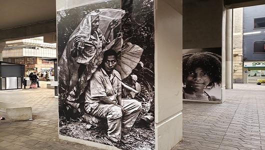 32 fotografías en gran formato de rostros de colombianos se exhiben desde hoy en las columnas del Metro en los bajos de la estación Parque Berrío