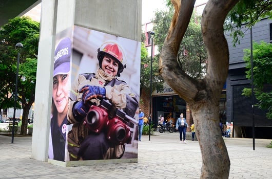 Con una exposición fotográfica en el espacio público, Metro de Medellín y DAGRD contribuyen a resignificar el rol de la mujer