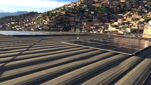 El Metro de Medellín inició la instalación de paneles solares fotovoltaicos en varias estaciones del Sistema para avanzar en la implementación de energías limpias