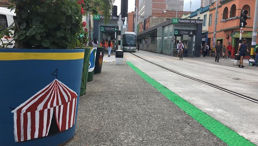 Para, mira y sigue, es la invitación que le hace el Metro a quienes transitan por los corredores de las líneas de buses y tranvía para cuidar la vida.