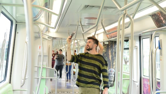 JUANES RECORRIÓ LA CIUDAD EN SU PROPIO TREN