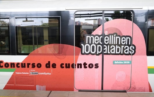 El Metro de Medellín y Comfama pusieron a rodar el tren conmemorativo del concurso Medellín en 100 Palabras