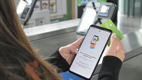 Imagen de un usuario realizando la activación del saldo de la Cívica con su celular, aplicando la tecnología NFC de la App Bancolombia.
